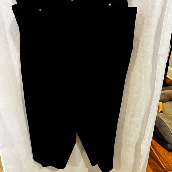 Pretty plus size black TahJay capris.  New with tags. - Picture 1 of 3